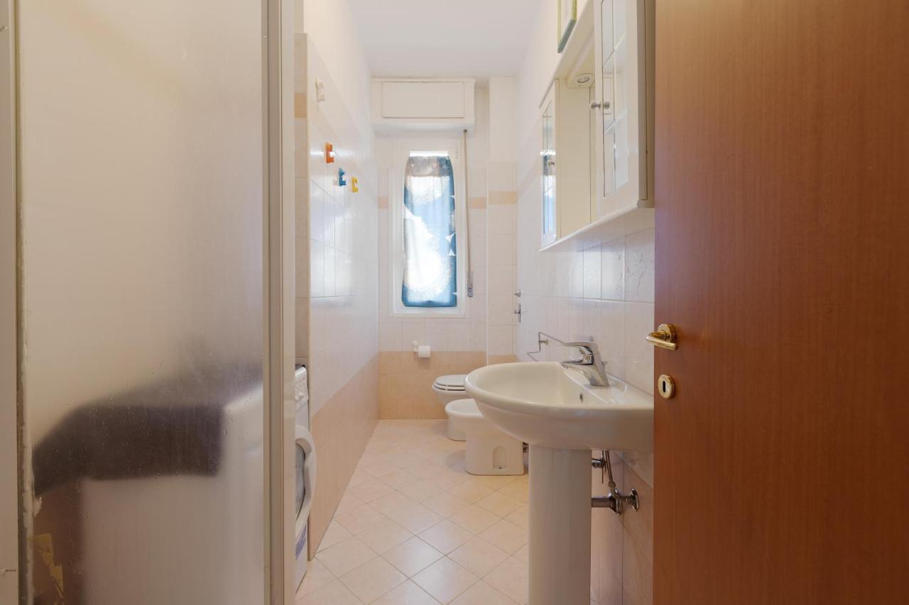 Apartment With Balcony - 50 M Far From M1 Pasteur Milano Exteriör bild